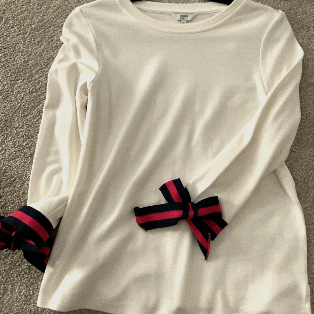 🎀 Like New! Crown and Ivy Top with Bow Sleeves